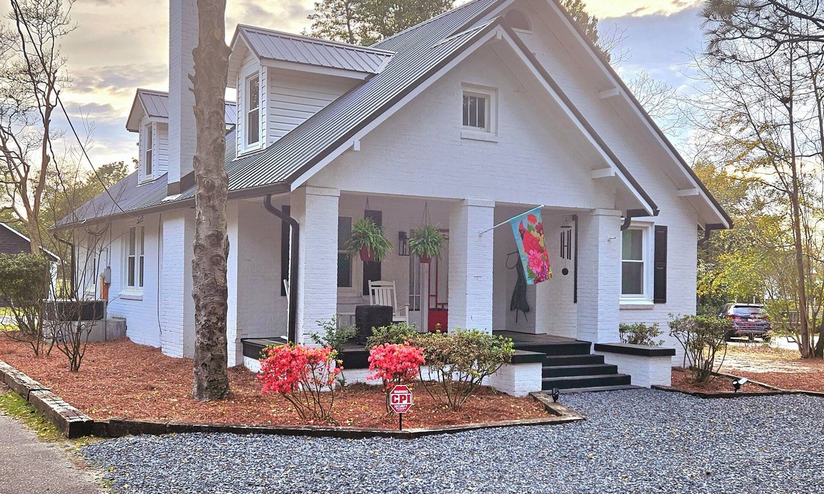 Hamlet House | (3) Bedroom Charming, Cozy Little Hideaway with a Unique Feel! Sleeps 6