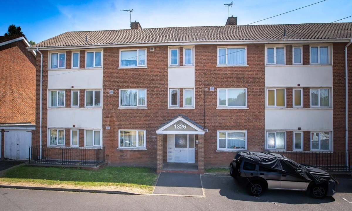 Cradley Apartment | 3 bedroom flat, 2 minutes drive to longbridge, Birmingham train station,