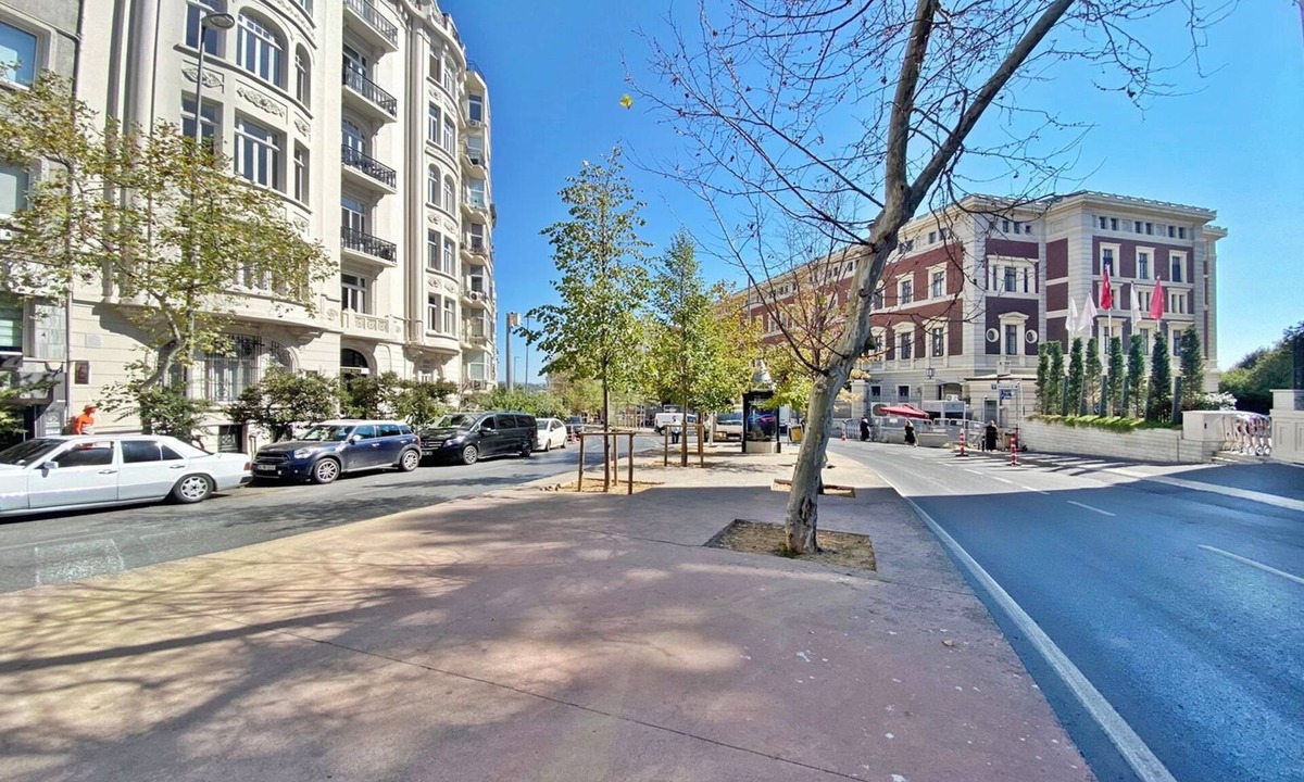 Gumussuyu Mahallesi Apartment | 3-Bedroom Flat in Great Location in Taksim Beyoglu Istanbul
