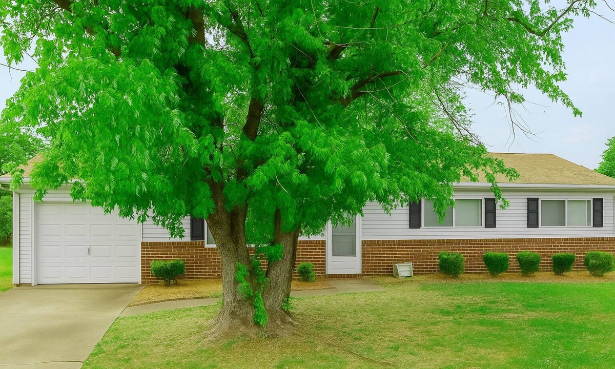 Chesapeake House | 3-bedroom house in Chesapeake with workspace, ready-to-cook kitchen, and yard