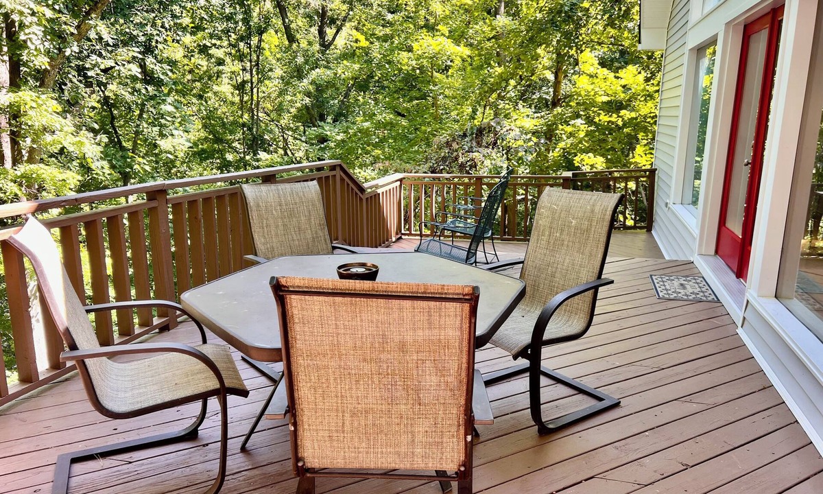 Scottsville House | 3 bedroom lake house with view, with boat slip to rent and game room