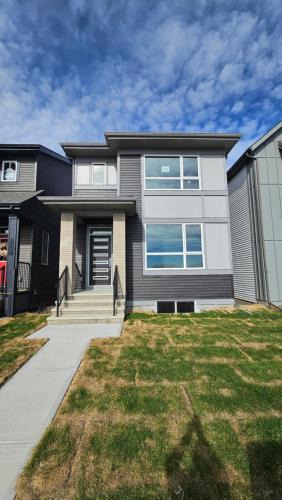 Calgary House | 3 Bedroom Modern Luxury House - Family Friendly, 3 Queen Beds, Free Wi-Fi, and Free Parking
