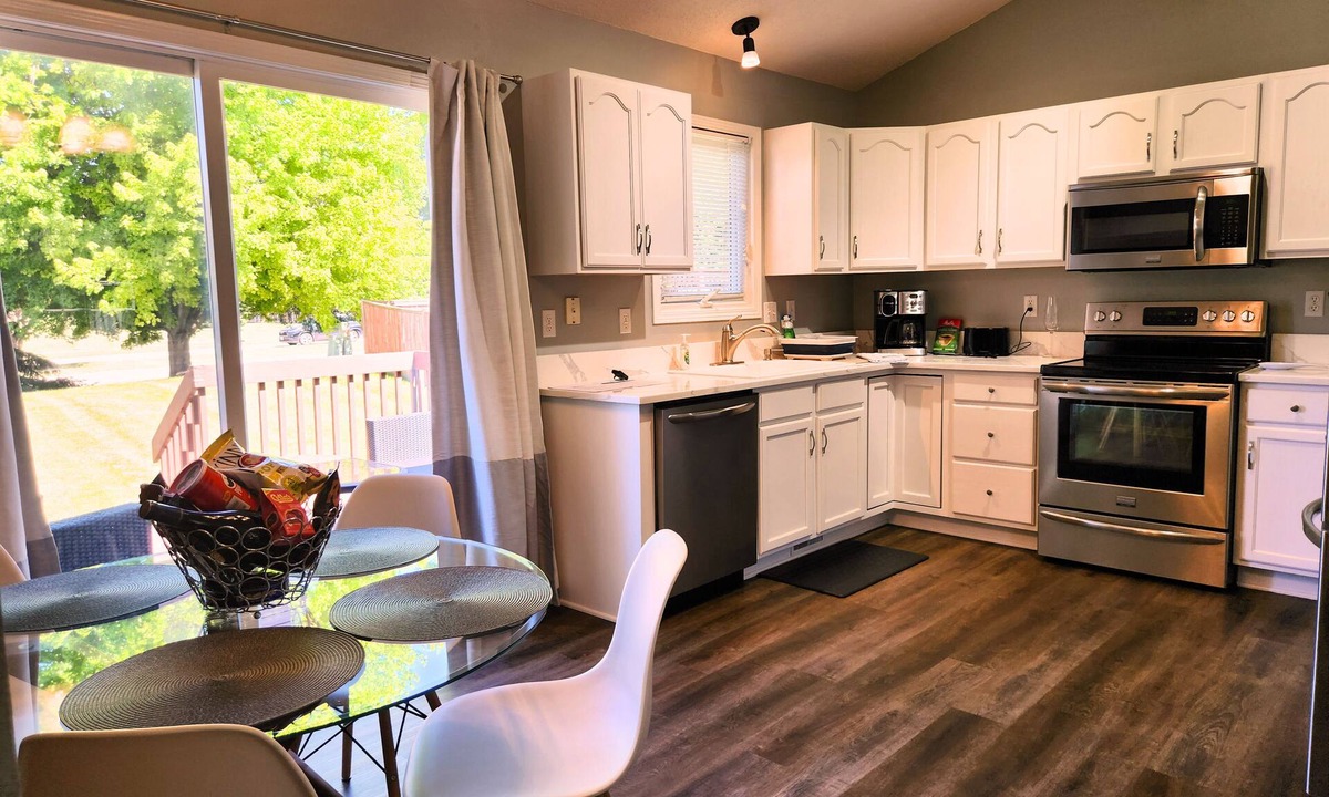 Clive House | 3+ bedroom split level house in the heart of all Clive amenities