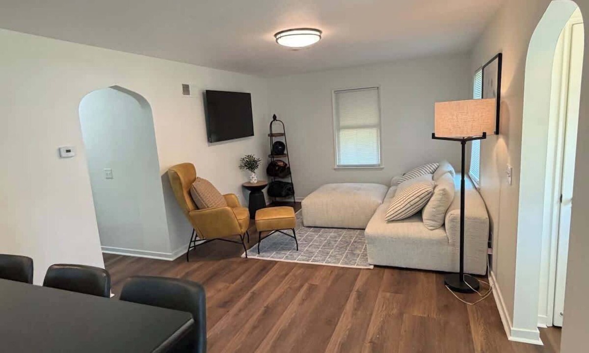 Rochester House | 3 bedroom Updated Fully fenced yard