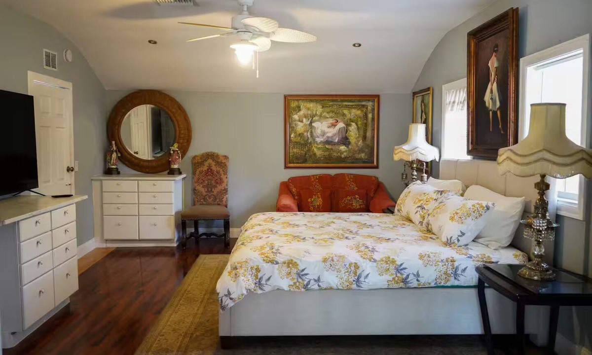 Childs Park Villa | 3-bedroom villa in enchanting St. Petersburg with AC comfort