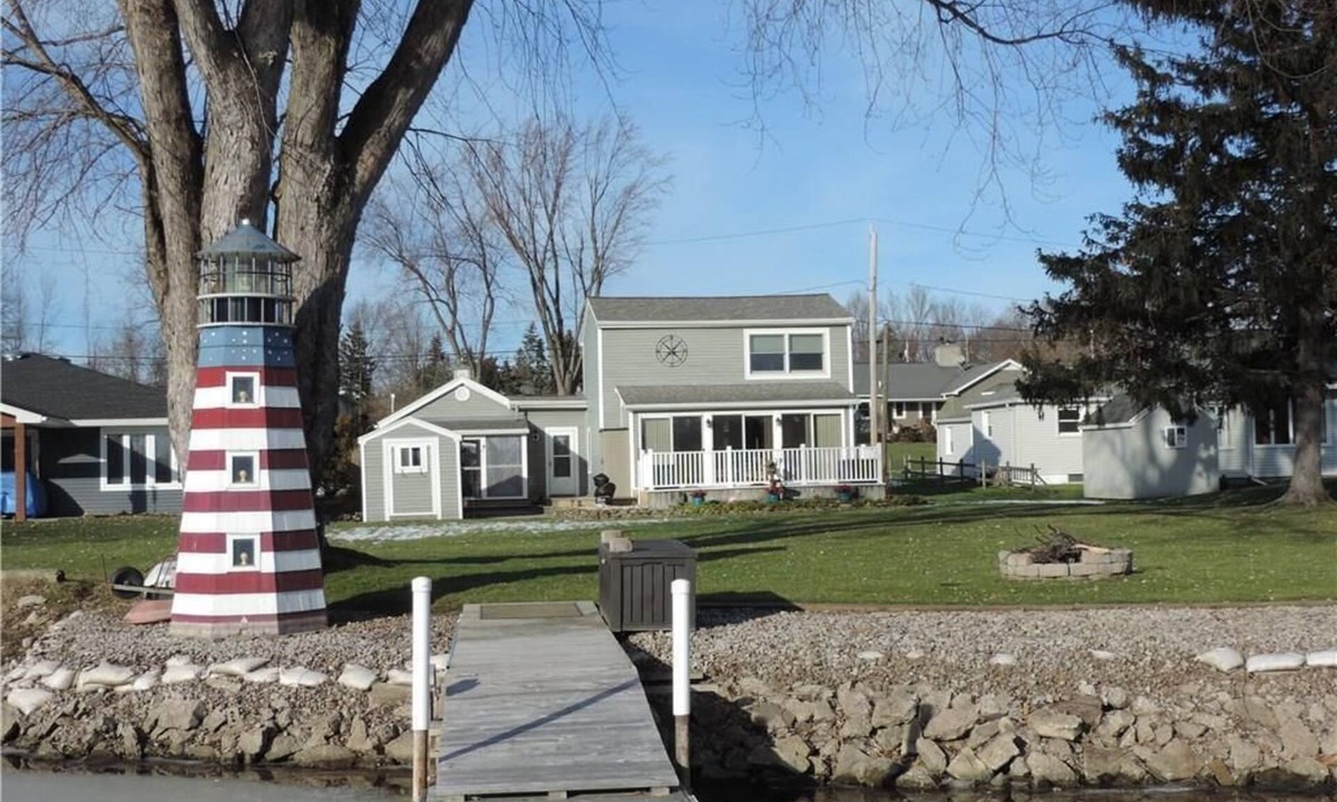 Hilton House | 3 bedroom waterfront house with large yard and gorgeous view of Braddocks Bay
