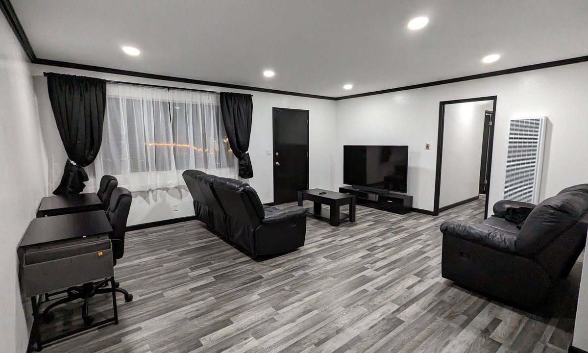 Downey House | 3 bedroom with 4 beds, 2 bathroom. Central to Los Angeles Metro Area, 7123