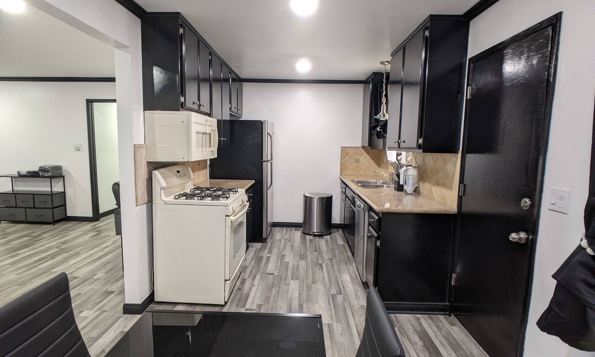 Downey House | 3 bedroom with 4 beds, 2 bathroom. Central to Los Angeles Metro Area, 7121
