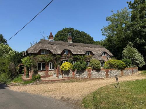 Ropley House | 3 Bedrooms, 3 Double Beds, 6 Guests, Countryside Thatched Cottage
