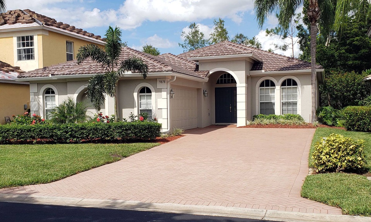 Colonial Oaks House | 3 BR, 2 Bath W/Community Pool & Exercise Rm Located In A Quiet Gated Community