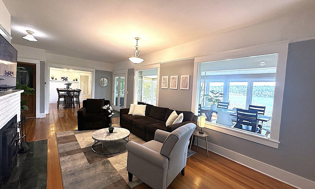 Lake Forest Park House | 3 BR Beautiful Lake View Home