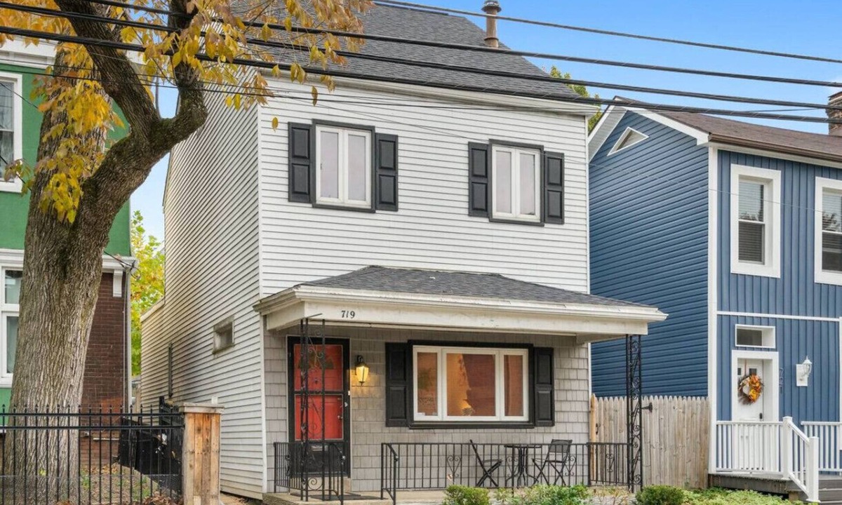 Shadyside Apartment | 3 BR home|Steps from Walnut Street w/Free parking!