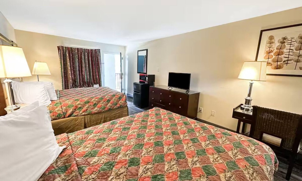 Ridgeway Hotel | 3 Budget-Friendly Rooms near I-77 | Ridgeway Stay | Free Parking & Seasonal Pool
