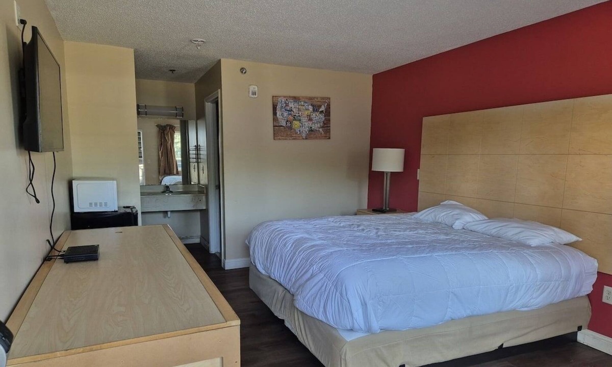 Chickamauga Hotel | 3 Budget-friendly Units | Short Drive Rock City, Ruby Falls & Lookout Mountain