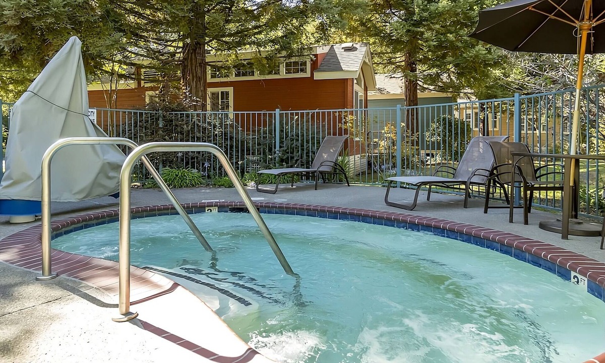 Napa Hotel | 3 Chic Studios | Kitchen | Pool | Free Parking | Napa Opera House – 1.2 miles