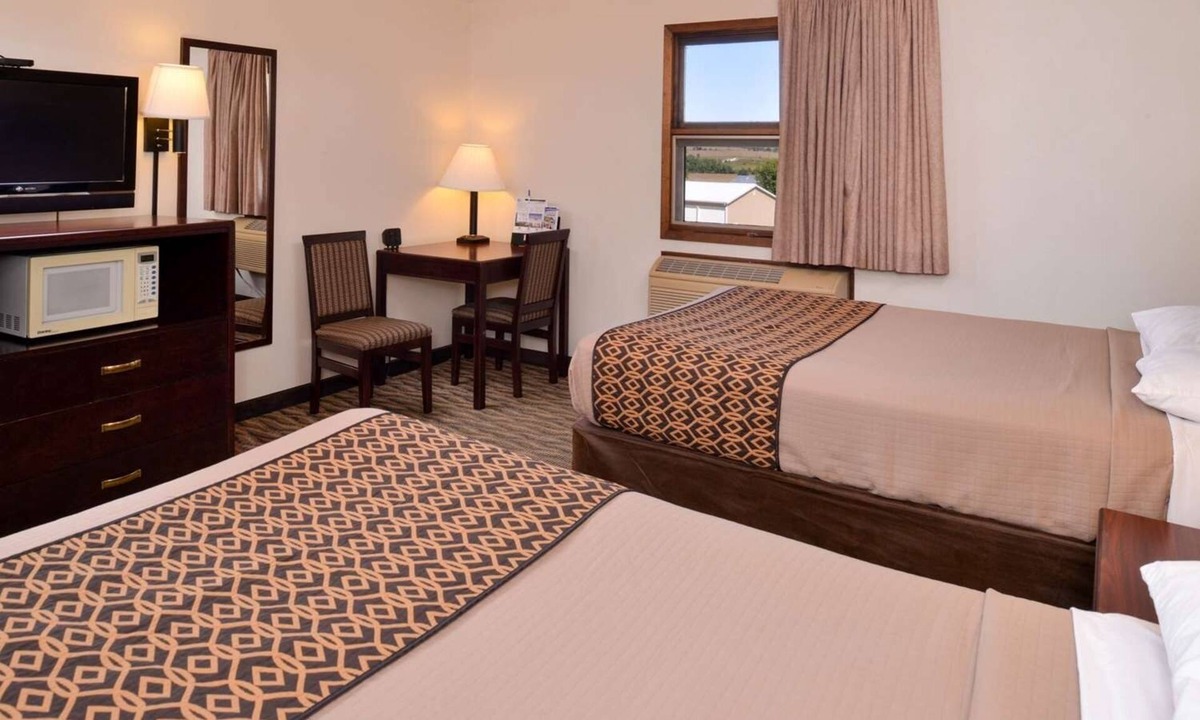 Atlantic Hotel | 3 Comfy Rooms w/Kitchenette Near Iowa Western Community College - Bkf Included