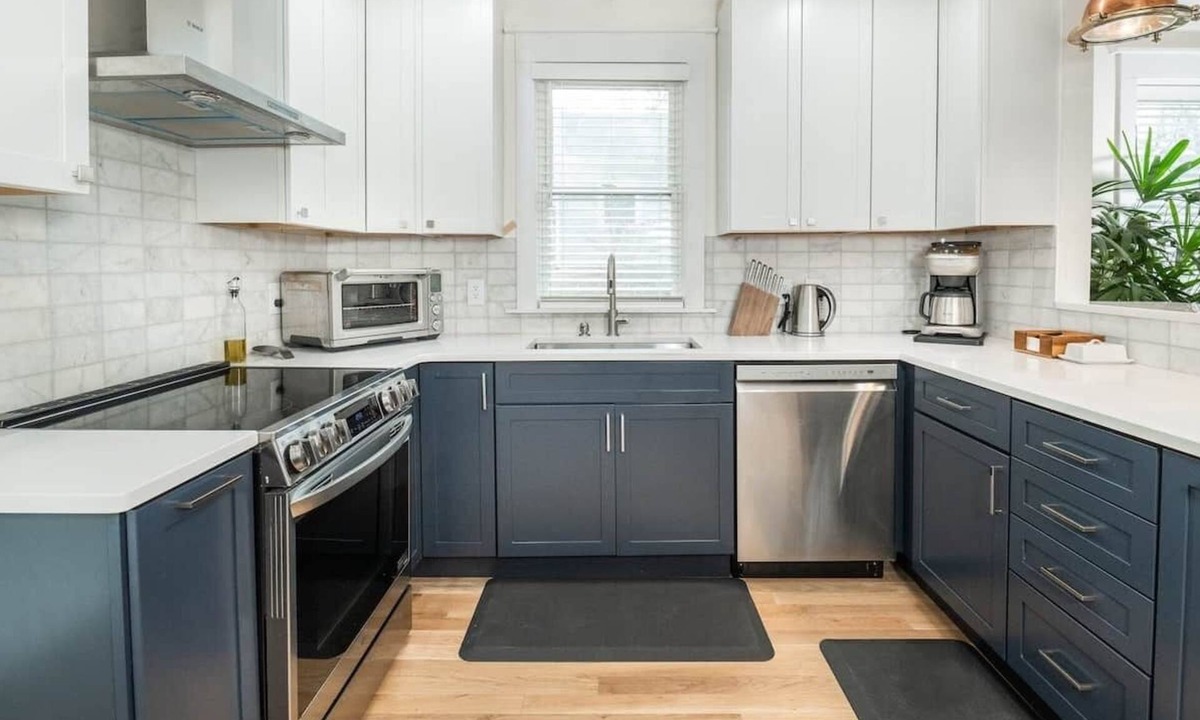 Bloomington House | 3 Green Gables
