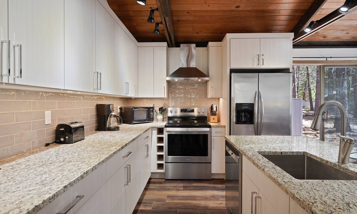 Sunriver House | 3 Killdeer - Remodeled! Close to Village, SHARC Passes, Hot Tub, Bikes, Luxury Linens