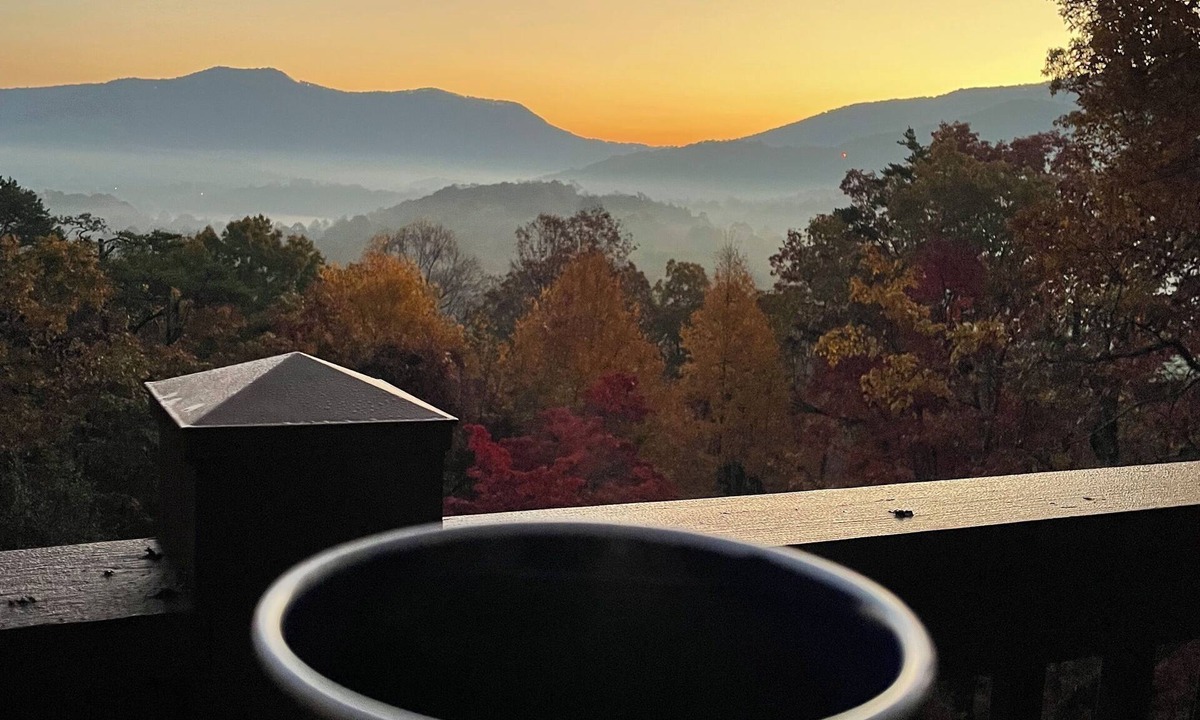 Young Harris Cabin | 3 KINGS! Long Range Views, Hot Tub, Fire Pit, Pool Table - 1 mile off HWY 76