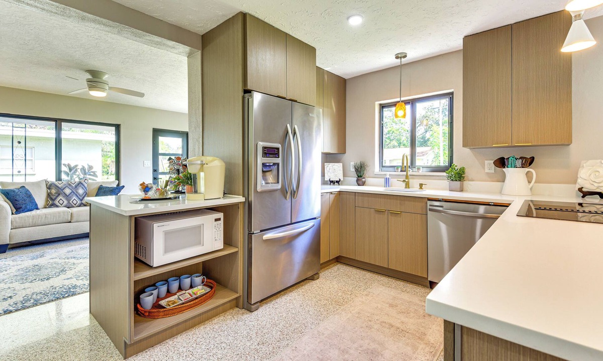 Bradenton Cottage | 3 Mi to Downtown Bradenton: Family Home w/Yard!