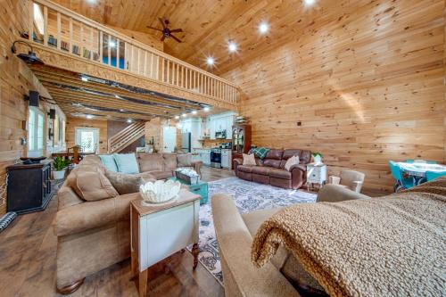 Hermitage House | 3 Mi to Shenango Lake! Dusk-to-Dawn Barndominium
