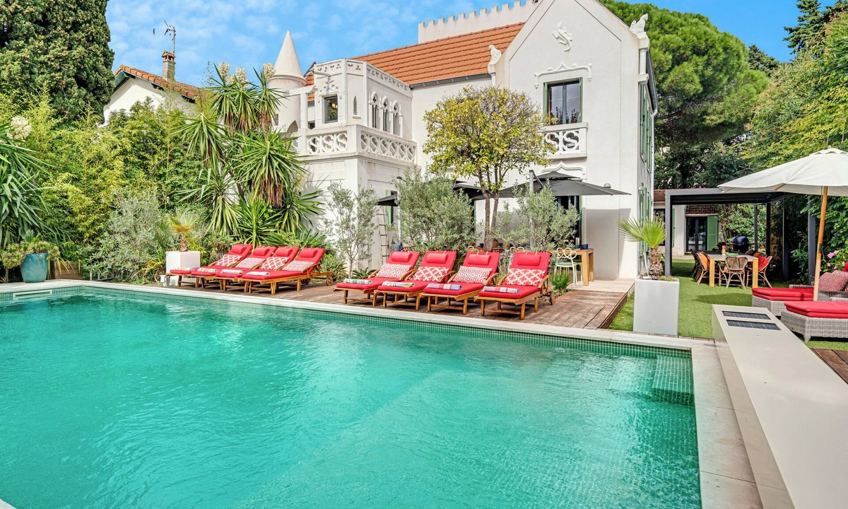 Antibes Villa | 3 min. walk from sandy beach & sea! Luxury & Gem! Fiber internet! VillaChalet.eu