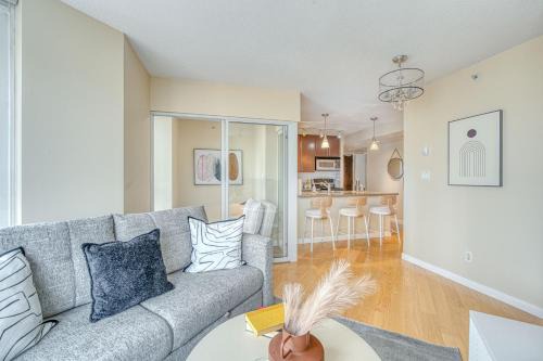Crosstown Apartment | 3 mins to BC place, central location, free parking