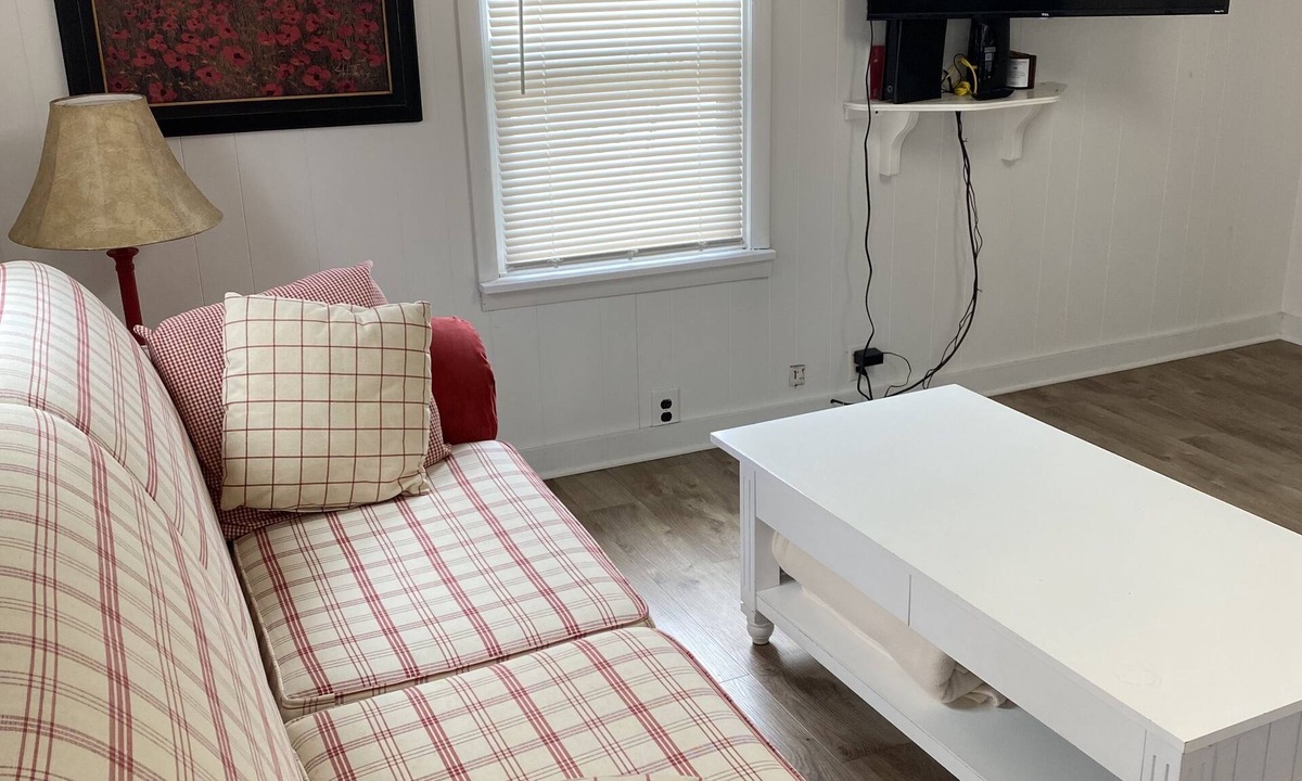 Ludington Cottage | 3 night minimum, 2 blocks from beach, close to pickle ball, 4 blocks to town.