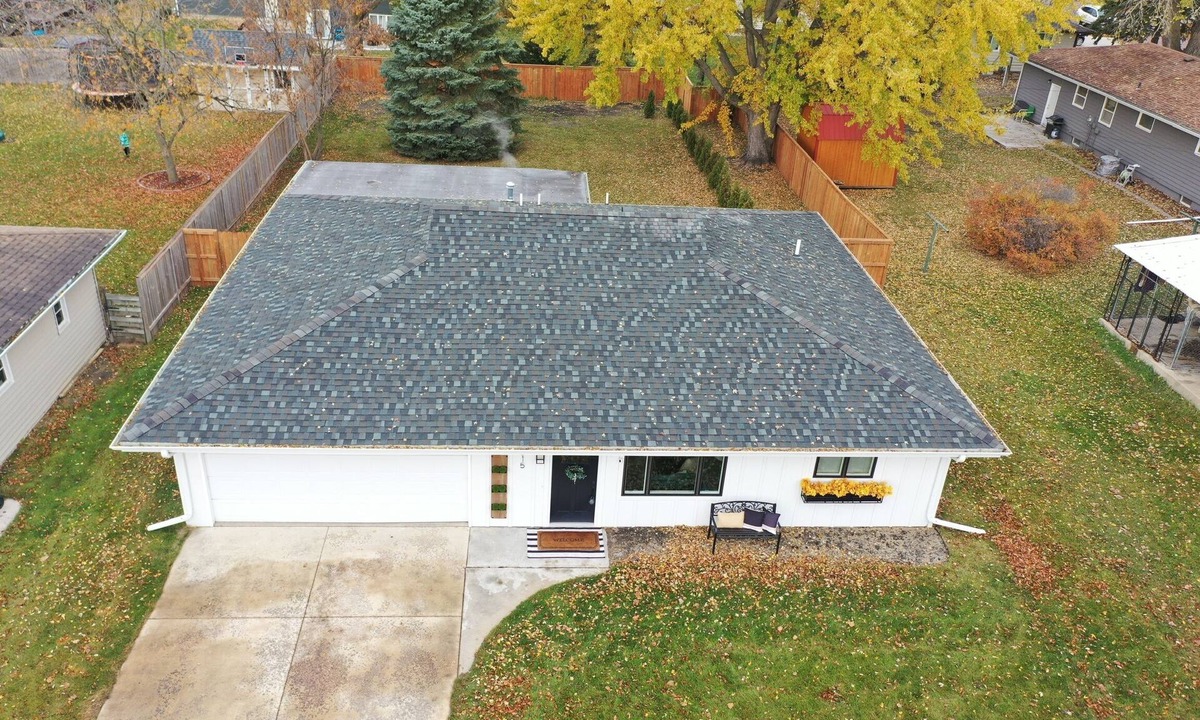 Madison House | 3+ night special | King Bed | Dog friendly + Fenced Yard | 3 TVs