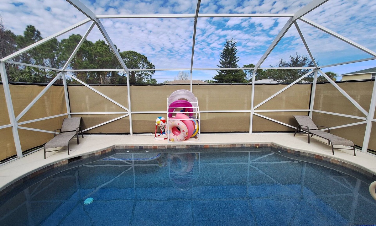 Sebastian Highlands House | ☆☀︎❀3 Palms Oasis! Heated Saltwater Pool, Poolside TV, Near Beaches, Wi-Fi!