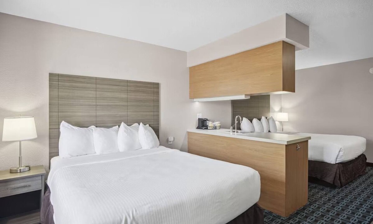 Blue Springs Hotel | 3 Pleasant Rooms w/Flat-Screen TV & Coffee Maker Perfect for Travelers