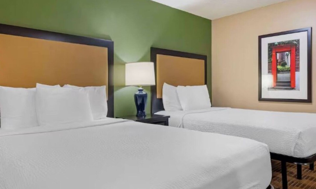 Jeffersontown Hotel | 3 Relaxing Rooms Perfect for groups or Families Exploring Louisville!
