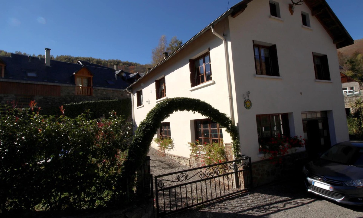 Benque-Dessous-et-Dessus House | 3★ South-Facing Vacation Rental for 10 People: Garden, Garage, Wi-Fi, 4 Bedrooms, 2 Bathrooms