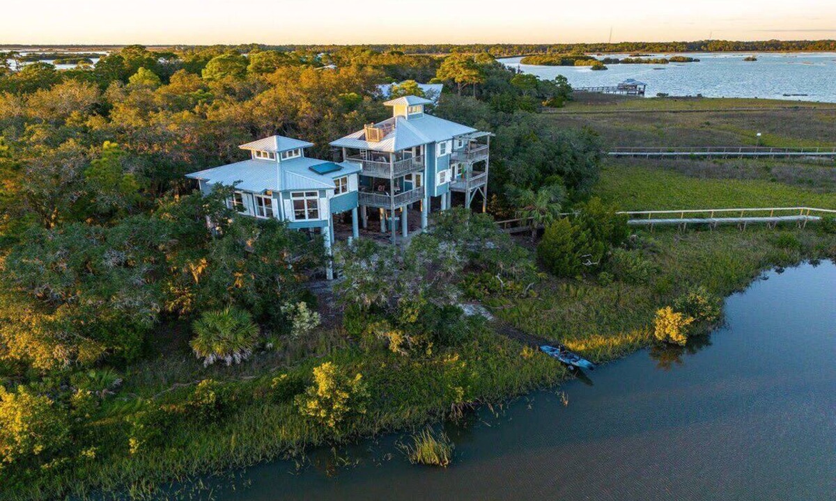 Cedar Key House | 3 Story Haven! Fire Pit+kayaks~updated~360 Views!