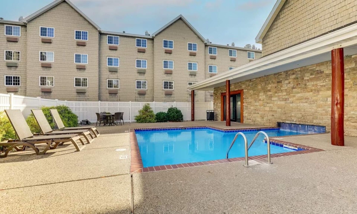 Johnston Hotel | 3 Suites | Johnston Retreat w/Pool and Gym Access | 7 mi to Clive Aquatic Cente