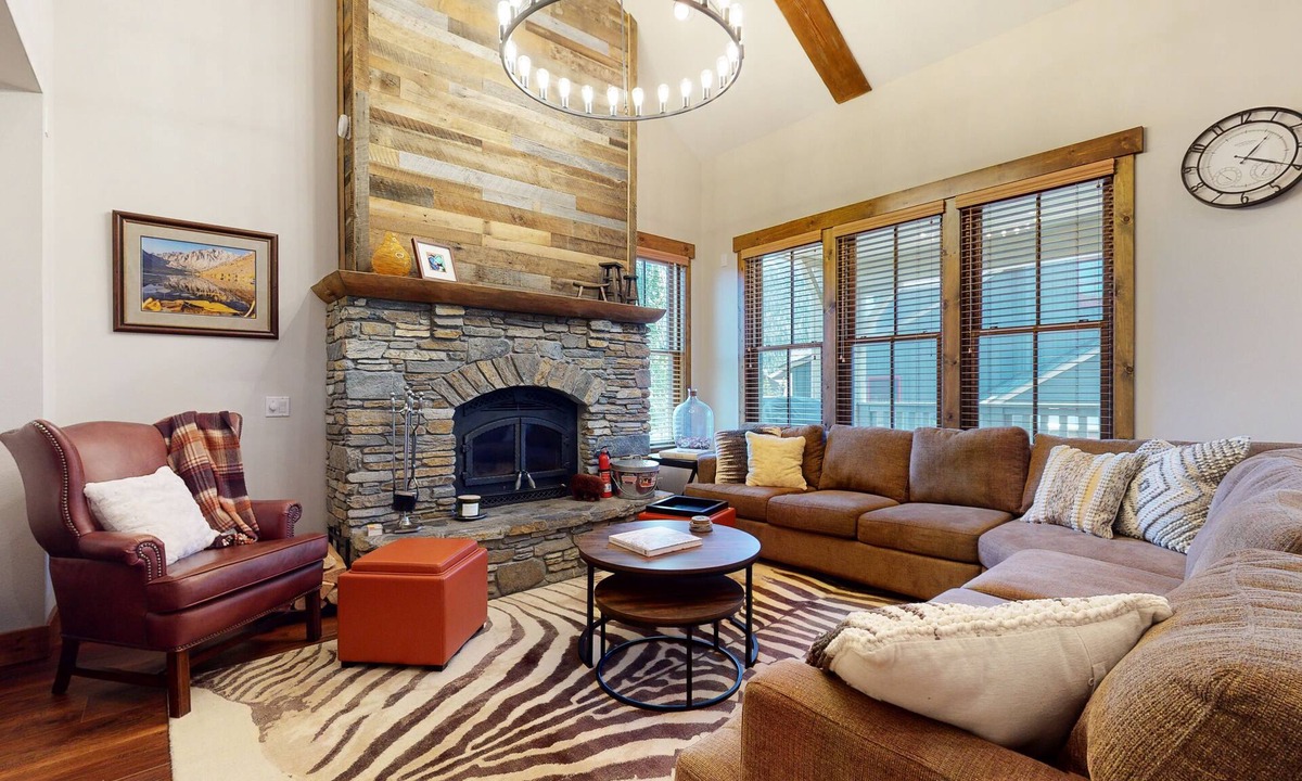 Mammoth Lakes Condo | 3 Suites, Mountain Views, Gorgeous Location. Private Gas Grill & Washer/Dryer