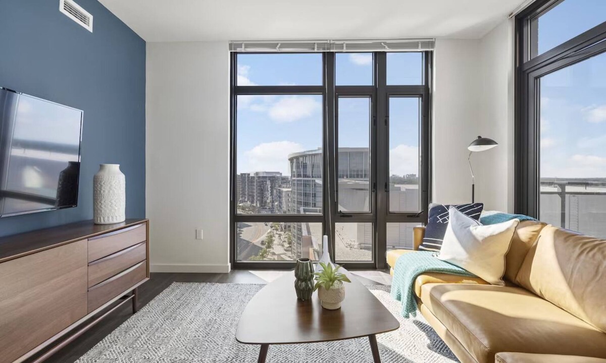 Bluemont Hotel | 3 Units | Arlington Stay w/Kitchen & Balcony | Near Smithsonian Museums & Park
