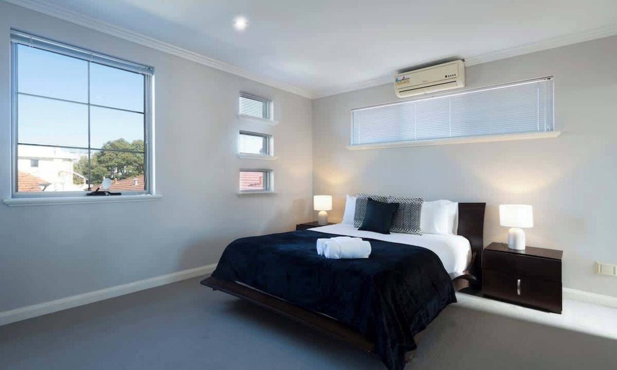 North Perth House | 30 Modern & Quiet Retreat -Walk to Dining & Shops