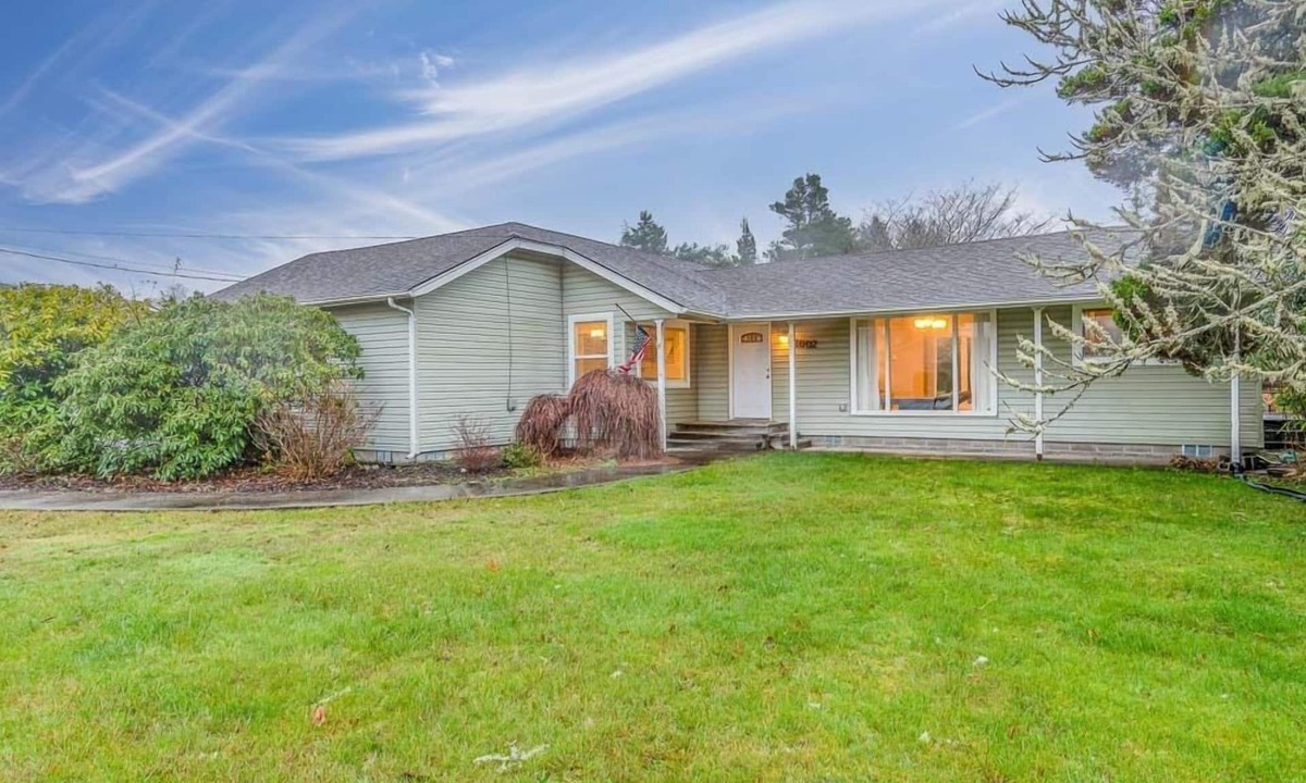 Long Beach House | 30 NIGHT MINIMUM, Fenced Yard, firepit, near town (CCozy)