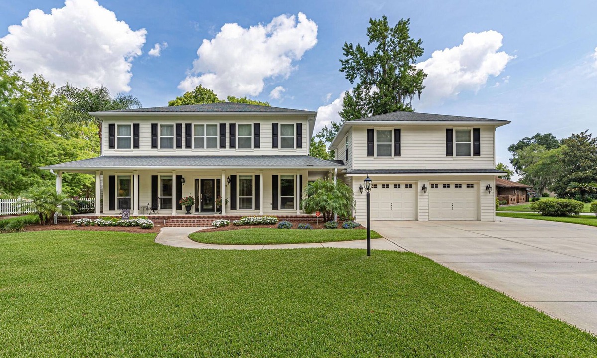 Doctors Inlet House | 30 People Comfortably Gorgeous Home on Canal Boat Kayak access Two 85" & 75” TVs