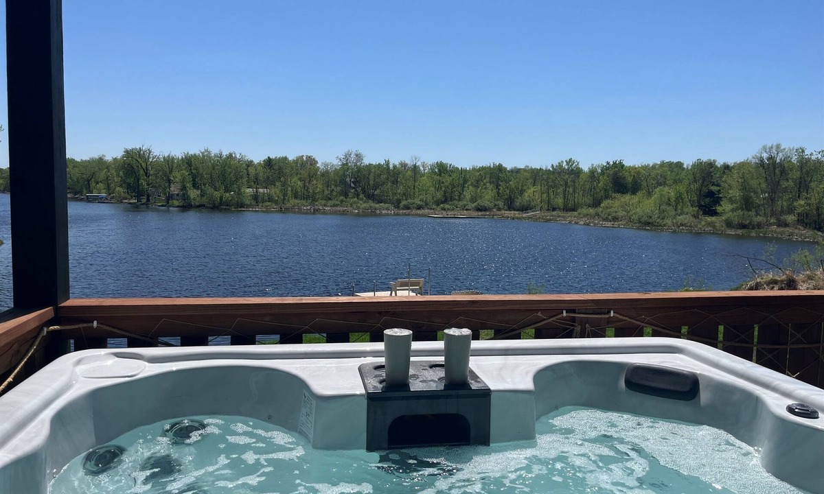 Grandy Cabin | 300 ft lakefront · Sauna · Hot tub · 2 treehouses · Firepits · 10 private acres