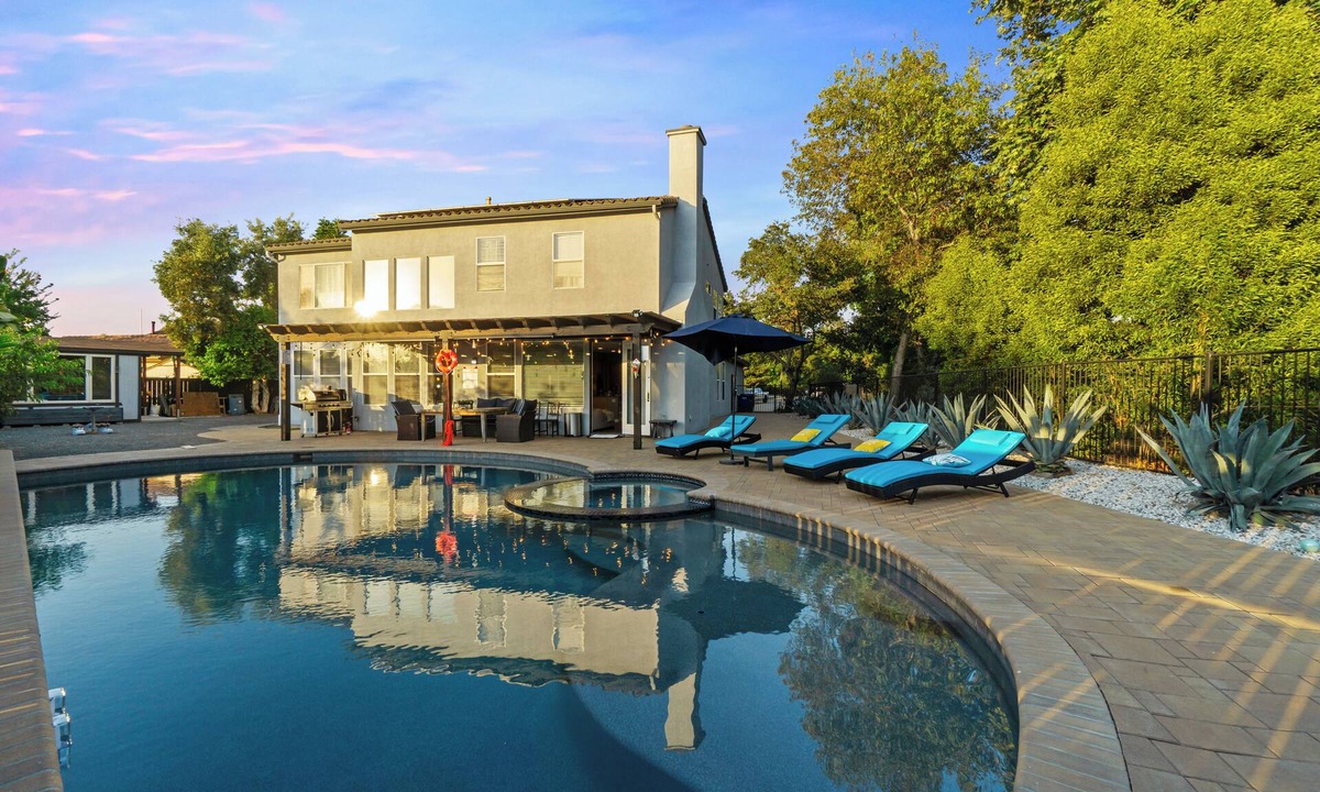 Fallbrook Villa | 3000 Sqft 5BR - 4BTH Villa with Pool, Hot Tub, 8 Parking in Fallbrook, Wineries