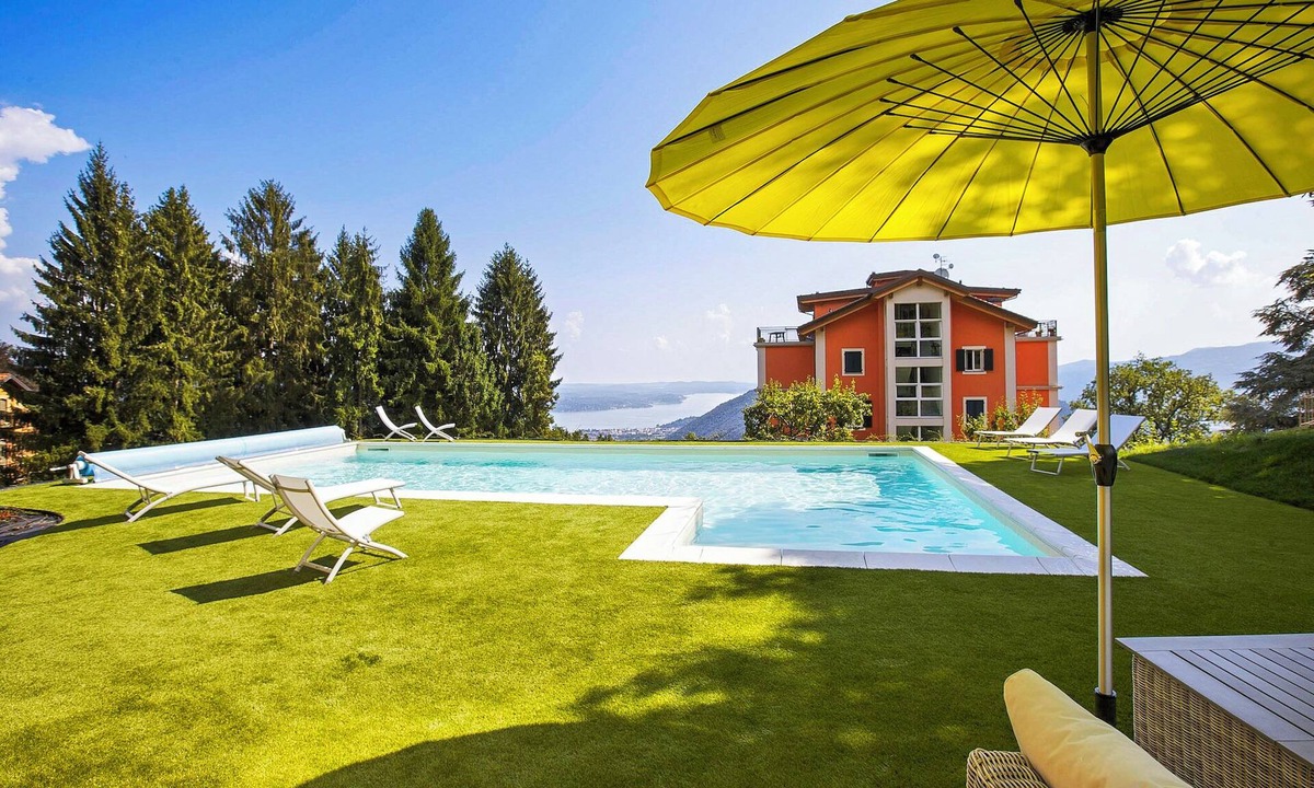 Comero Apartment | 3½-room corner apartment in a prestigious villa from 1850 with solar-heated pool