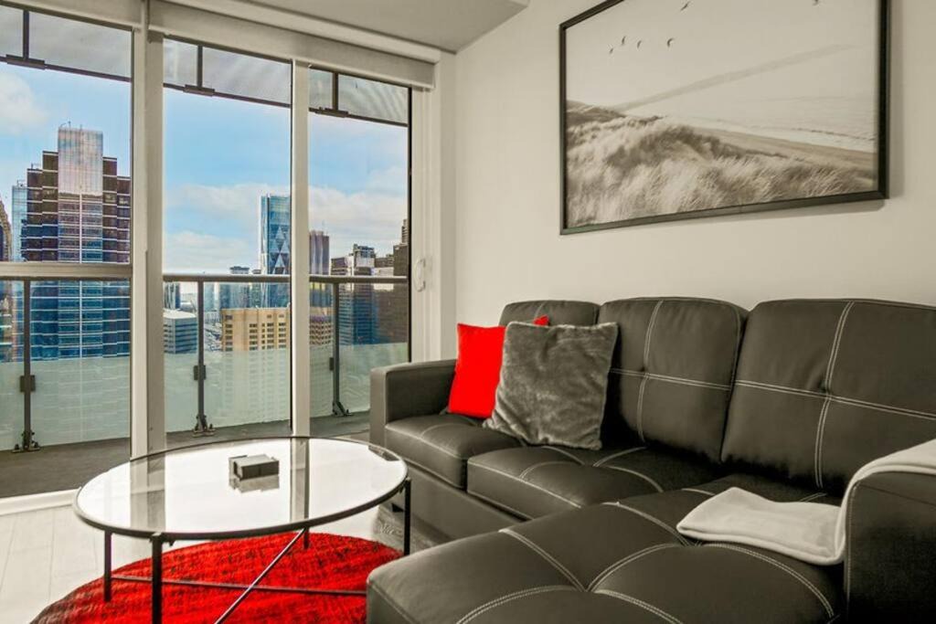 Toronto Entertainment District Apartment | 31st Floor 2BR-2Bath, Free Parking, CN TOWER VIEW!