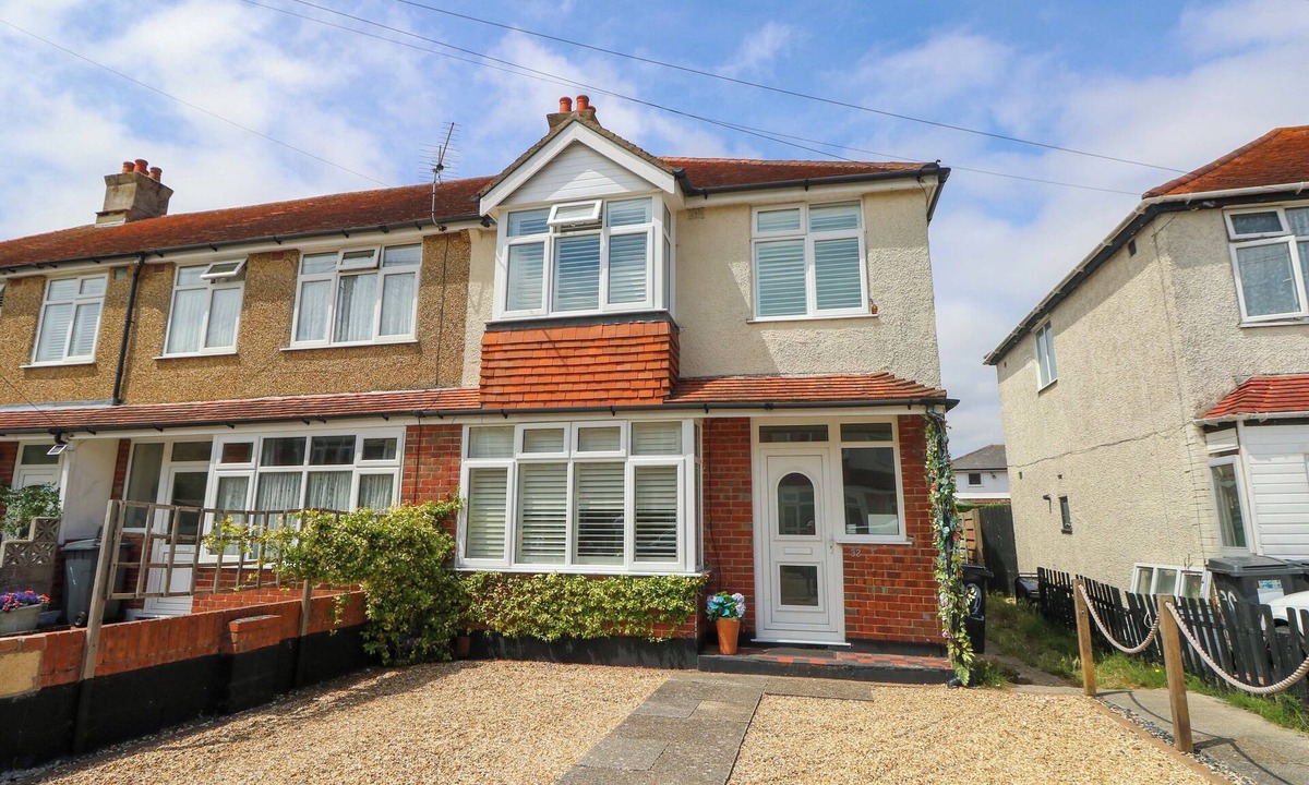 Bournemouth Cottage | 32 CRANLEIGH CLOSE, family friendly, with a garden in Tuckton