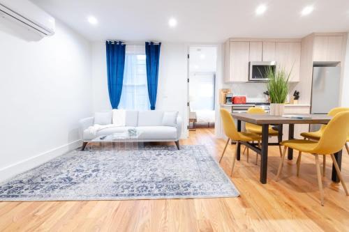 Williamsburg Apartment | 323-1 Specious 2BR Williamsburg