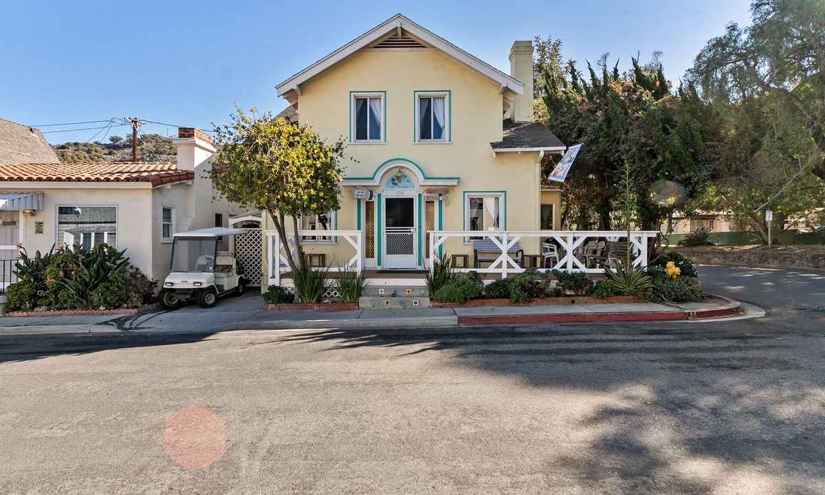 Avalon House | 358D: Large Comfortable Family Home, 3 Blocks to Beach & Shops