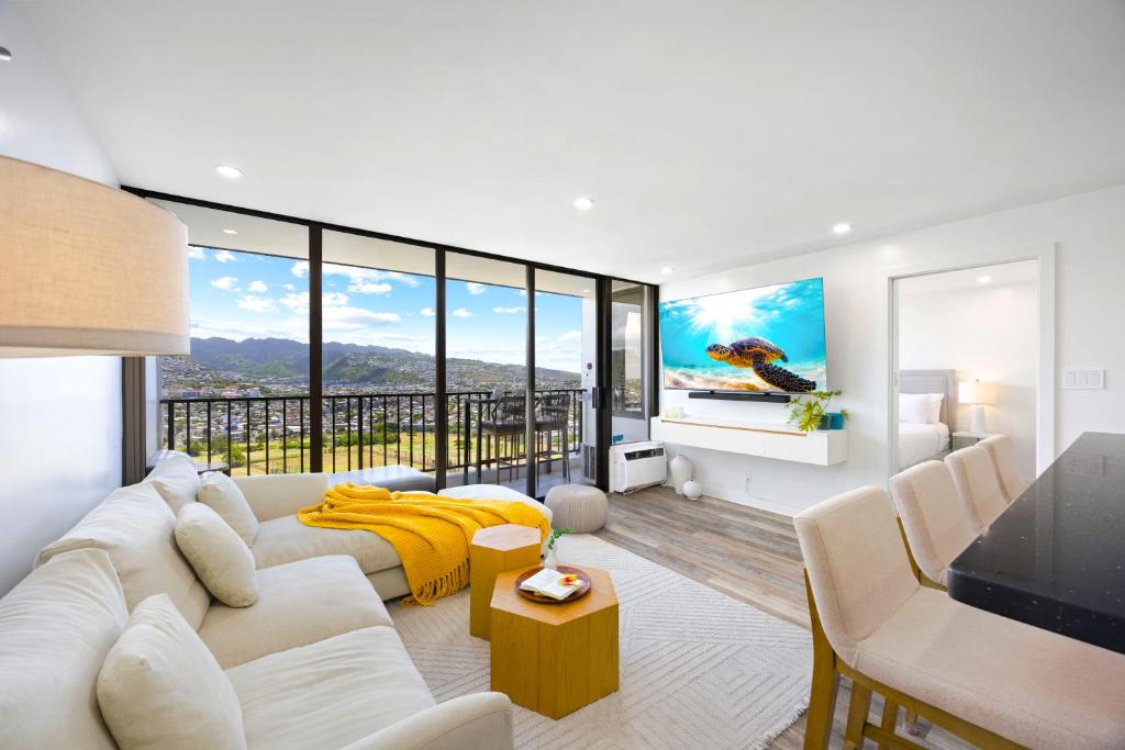 Waikiki Apartment | 37th-floor retreat with lanai, pool, & scenic views