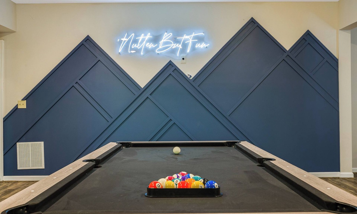 Massanutten House | 3800 sq ft of Fun! Sleeps 14 Hot Tub Pool Table PAC-Man Foosball
