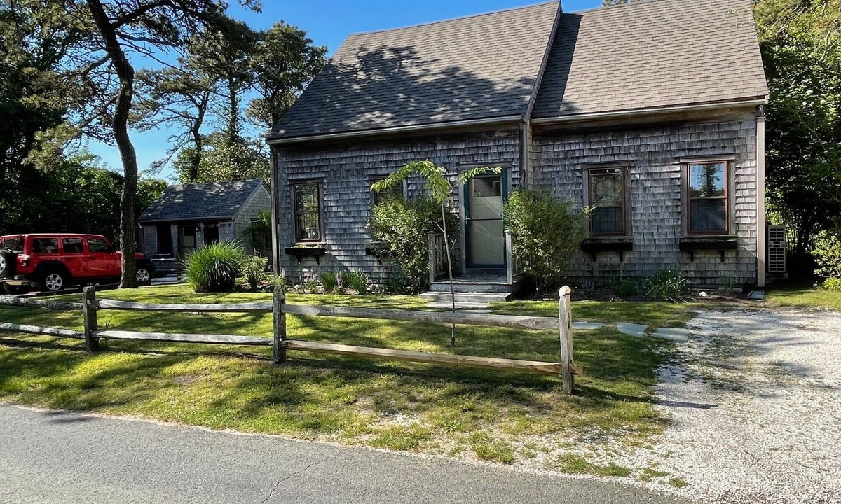 Eel Point House | 3B/2.5b Steps to 40th Pole Beach! Fenced Yard, Large Deck. Dogs OK!